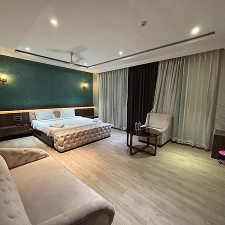 Hotel Elegant Inn Surat Dış mekan fotoğraf