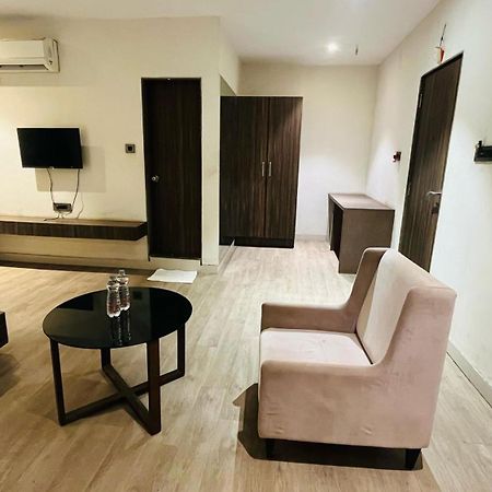 Hotel Elegant Inn Surat Dış mekan fotoğraf