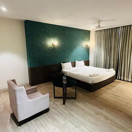 Hotel Elegant Inn Surat Dış mekan fotoğraf