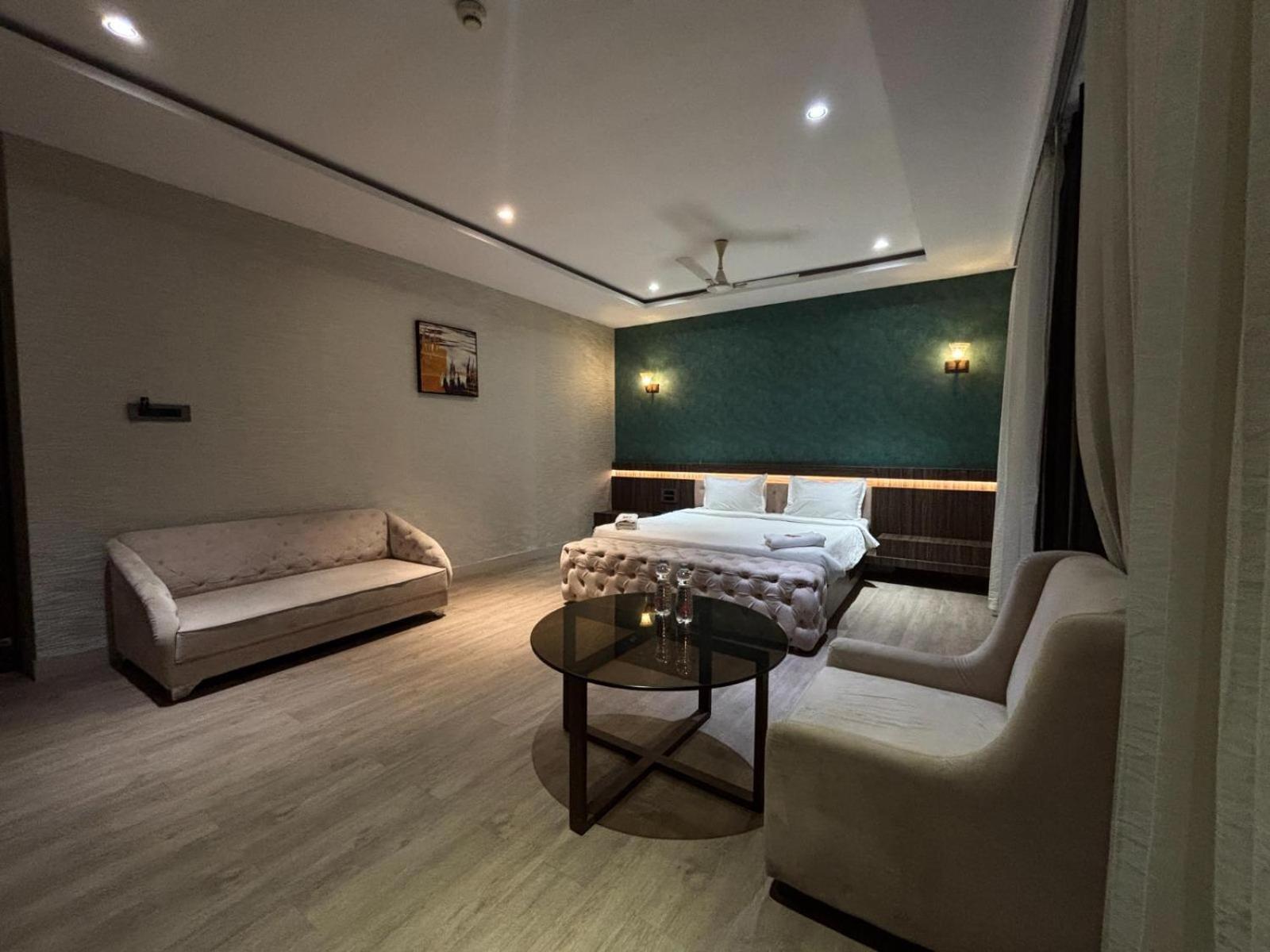 Hotel Elegant Inn Surat Dış mekan fotoğraf