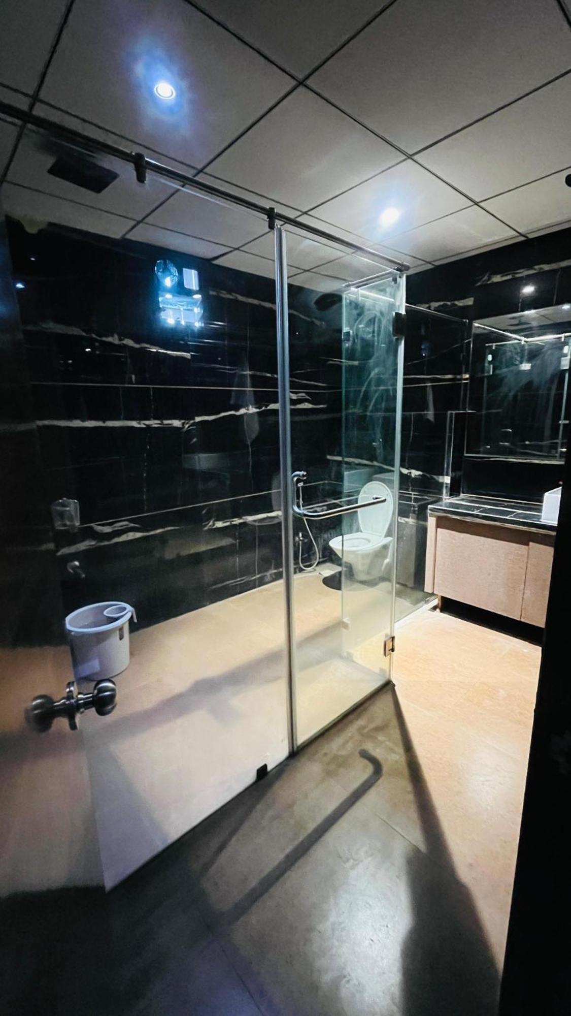 Hotel Elegant Inn Surat Dış mekan fotoğraf