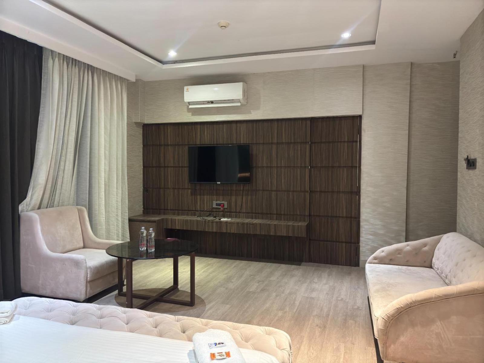 Hotel Elegant Inn Surat Dış mekan fotoğraf