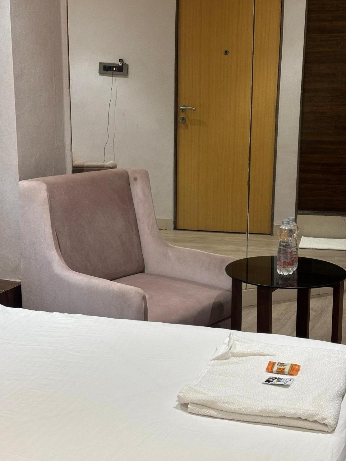 Hotel Elegant Inn Surat Dış mekan fotoğraf