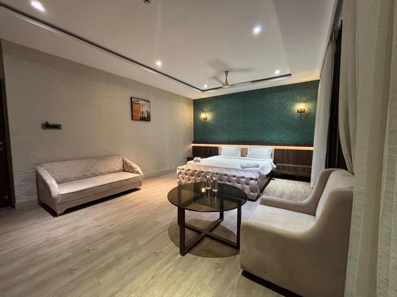 Hotel Elegant Inn Surat Dış mekan fotoğraf