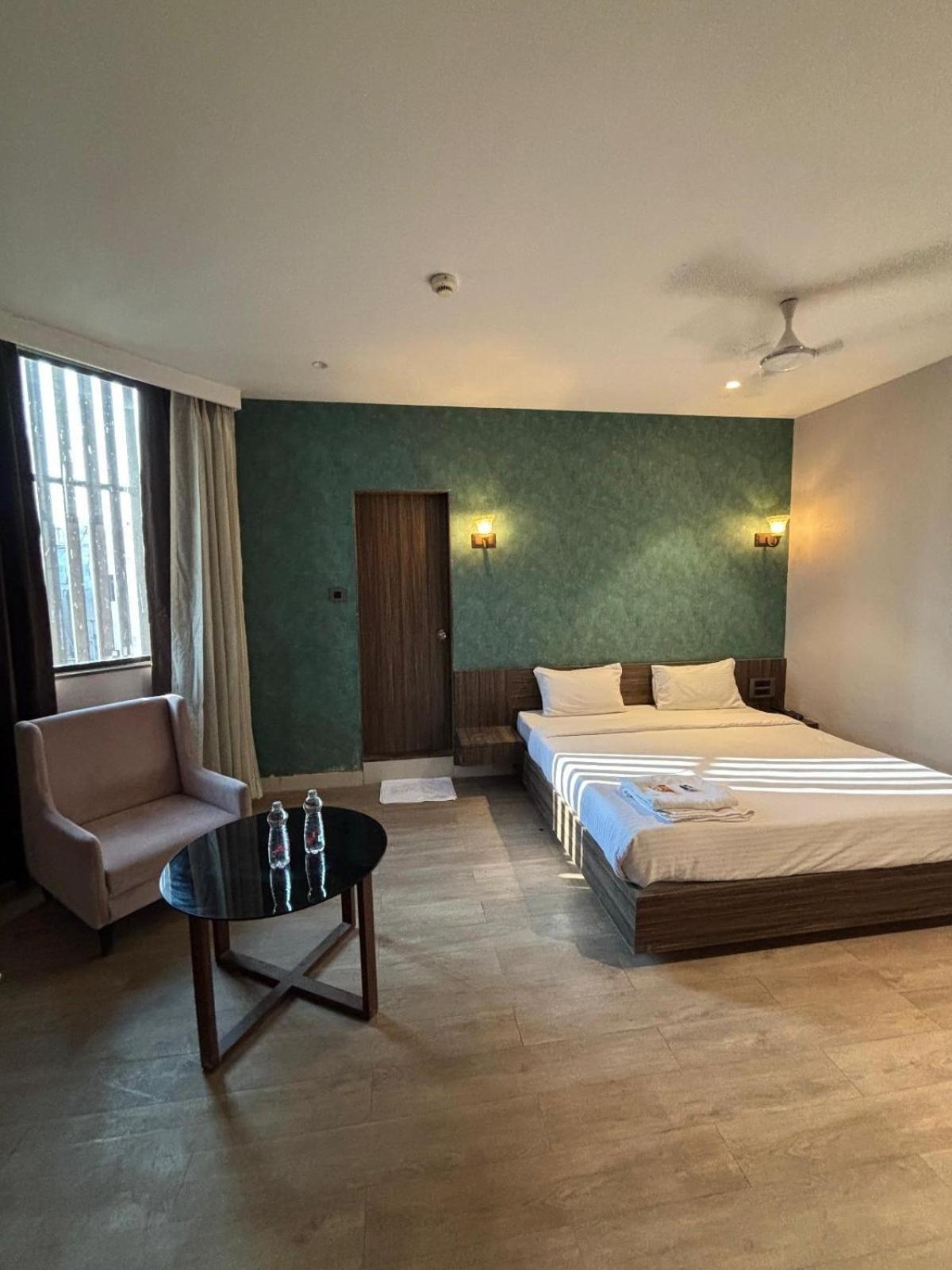 Hotel Elegant Inn Surat Dış mekan fotoğraf