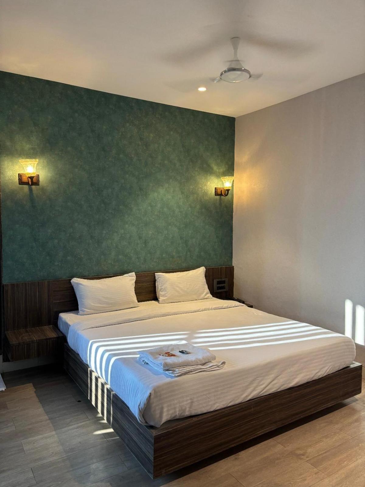 Hotel Elegant Inn Surat Dış mekan fotoğraf