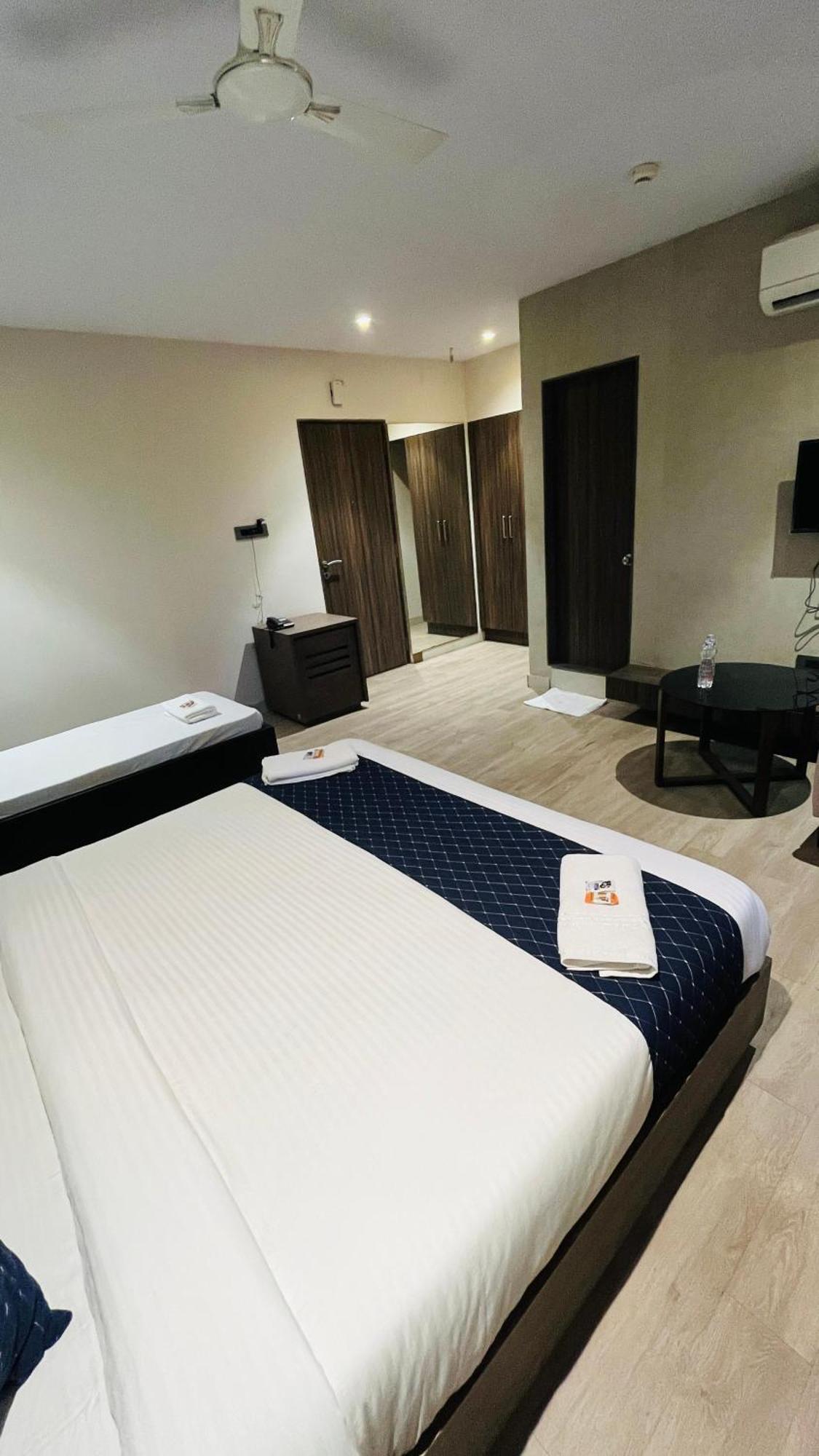 Hotel Elegant Inn Surat Dış mekan fotoğraf