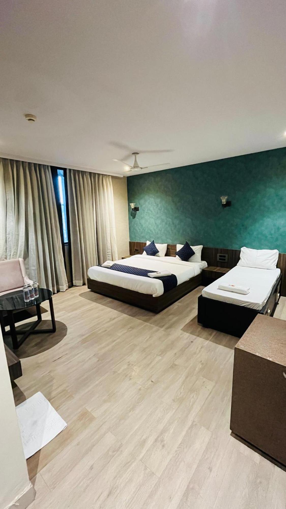 Hotel Elegant Inn Surat Dış mekan fotoğraf