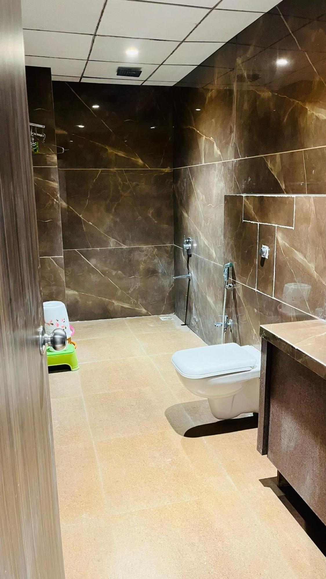 Hotel Elegant Inn Surat Dış mekan fotoğraf