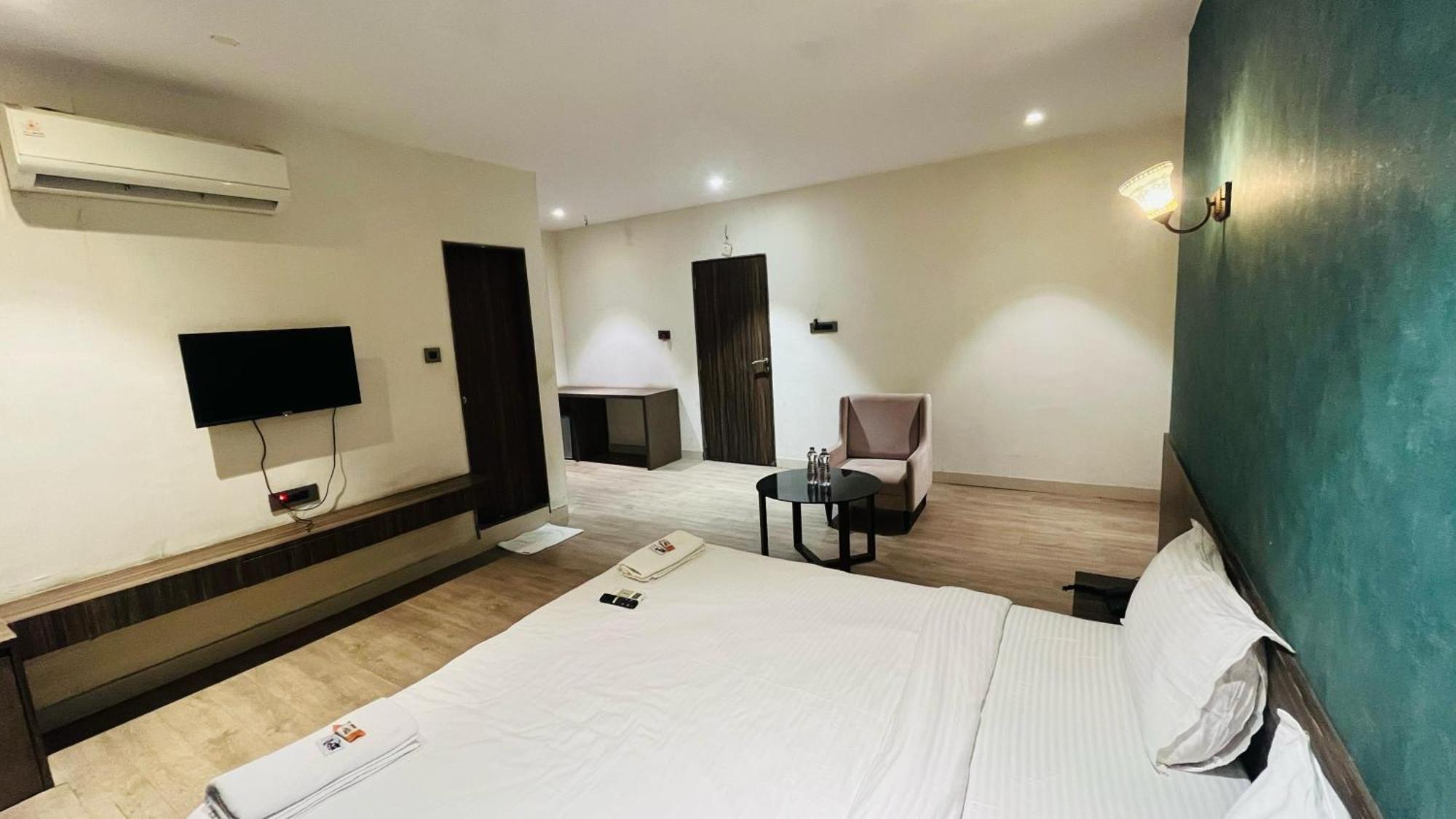 Hotel Elegant Inn Surat Dış mekan fotoğraf